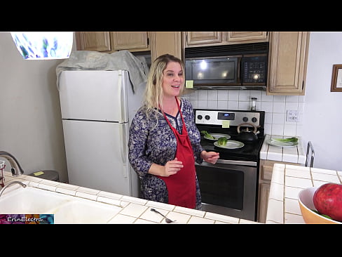 ❤️ Matrigna che lo munge in cucina prima del suo appuntamento ️❌ Video di sessoal it.kanalmoscow.ru ❤️